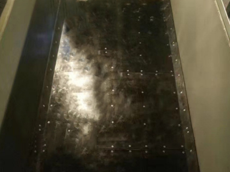 困擾司機(jī)師傅的車底粘黏？安陽(yáng)宏誠(chéng)自卸車車底滑板解決你的困擾！